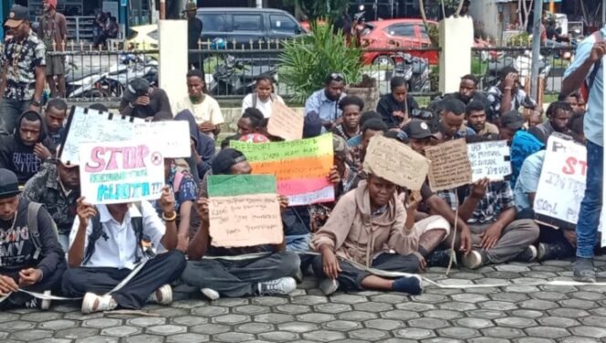 
Para pelajar dan mahasiswa melakukan aksi protes dengan menduduki halaman kantor YPMAK di Jalan Yos Sudarso Timika, Papua Tengah. Foto: Kristin Rejang/Sasagupapua.com