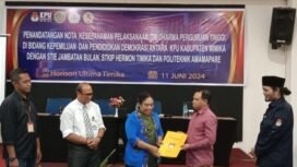 Komisioner KPU Mimika saat usai melakukan penandatanganan MoU dengan tiga kampus di Mimika. 