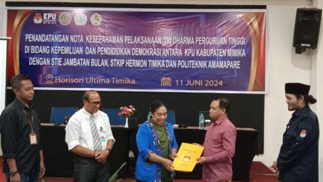 
Komisioner KPU Mimika saat usai melakukan penandatanganan MoU dengan tiga kampus di Mimika. 