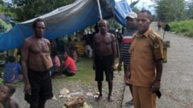 Kepala Distrik Iwaka, Linus Dolame saat berkunjung ke Kampung Iwaka. 