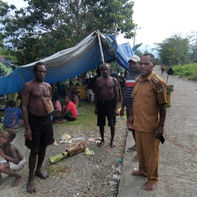Kepala Distrik Iwaka, Linus Dolame saat berkunjung ke Kampung Iwaka.