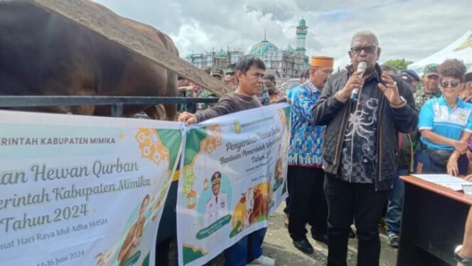 
Plt. Bupati Kabupaten Mimika, Johannes Rettob ketika menyerahkan kurban dari Pemkab Mimika untuk umat muslim. Foto: Istimewa 