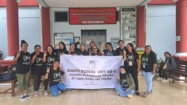 Jurnalis Perempuan Mimika berfoto bersama usai melakukan kunjungan kasih ke Lapas Kelas II B. Foto: istimewa