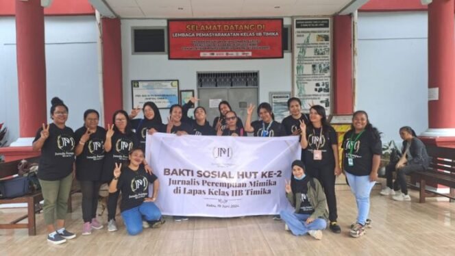
Jurnalis Perempuan Mimika berfoto bersama usai melakukan kunjungan kasih ke Lapas Kelas II B. Foto: istimewa