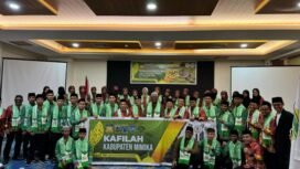 Plt. Bupati Mimika, Johannes Rettob berfoto bersama, Ketua LPTQ Mimika, Drs Dwi Cholifah dan sejumlah peserta MTQ dari Mimika. Foto: Istimewa for Sasagupapua.com