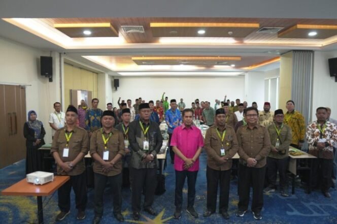
Suasana foto bersama dalam kegiatan rapat koordinasi LPTQ. 