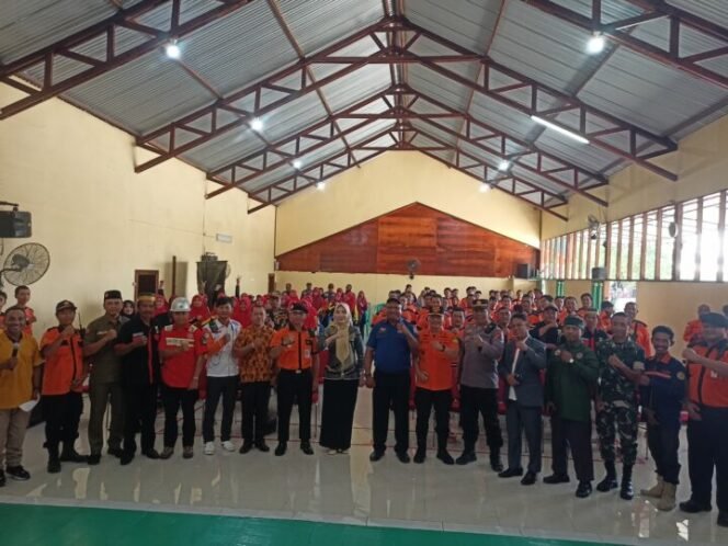 
Foto bersama dalam kegiatan Diklat Pemadam Kebakaran Setkom Mitra Polri Kabupaten Mimika. (Foto:Sasagupapua)