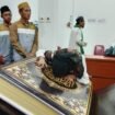 Seorang umat muslim terlihat sedang mencium Al Qur'an raksasa sebagai ungkapan syukur. Foto: Istimewa