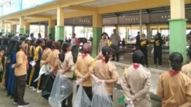 Binmas Noken Polres Mimika, Purna Pakibra dan Pramuka saat melakukan apel sebelum kerja bakti. Foto: Istimewa