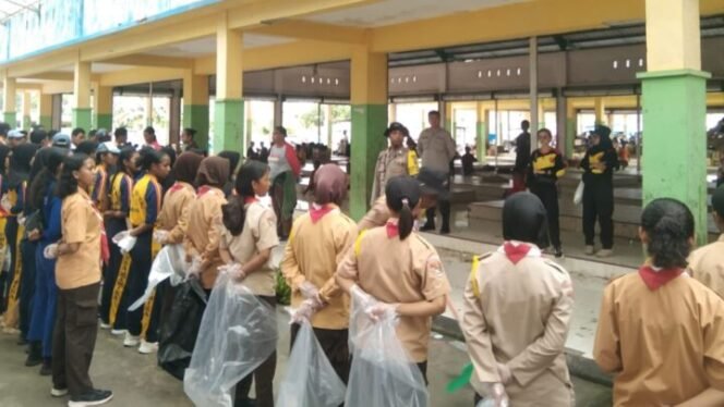 
Binmas Noken Polres Mimika, Purna Pakibra dan Pramuka saat melakukan apel sebelum kerja bakti. Foto: Istimewa