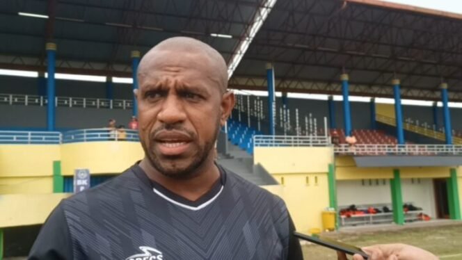 
Boaz Solossa ketika diwawancarai wartawan. Foto: Kristin Rejang/Sasagupapua.com