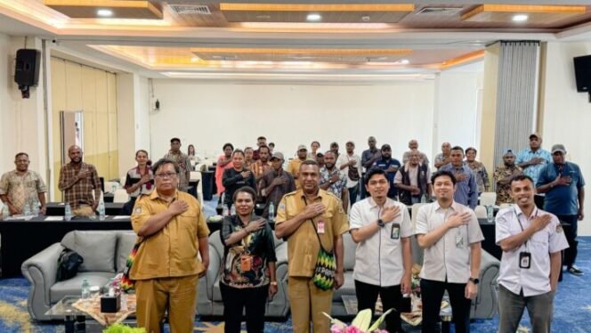 
Foto bersama dalam kegiatan bimtek PPD se Kabupaten Mimika. Foto: Fernando Rio For Sasagupapua.com. 