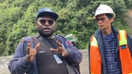 Dolfin Beanal (kiri)