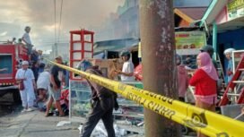 Garis polisi terpasang saat kebakaran terjadi di Jalan Yos Sudarso, Depan Bank Papua. Foto: Kristin Rejang/Sasagupapua.com