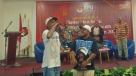 Shemy Phat dan Eq DHC saat membawakan jingle Pilkada Mimika 2024. Foto: Kristin Rejang/Sasagupapua.com