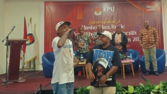 
Shemy Phat dan Eq DHC saat membawakan jingle Pilkada Mimika 2024. Foto: Kristin Rejang/Sasagupapua.com