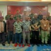 Plt Bupati Mimika, Johannes Rettob berfoto bersama Ketua KPU Mimika, Dete Abugau, sejumlah komisioner KPU, Sekertaris KPU, jajaran Forkopimda dan para juri perlombaan maskot dan jingle Pilkada Mimika 2024. Foto: Kristin Rejang/Sasagupapua.com