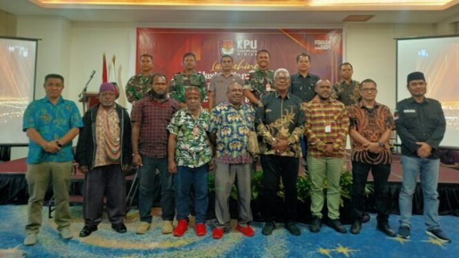 
Plt Bupati Mimika, Johannes Rettob berfoto bersama Ketua KPU Mimika, Dete Abugau, sejumlah komisioner KPU, Sekertaris KPU, jajaran Forkopimda dan para juri perlombaan maskot dan jingle Pilkada Mimika 2024. Foto: Kristin Rejang/Sasagupapua.com