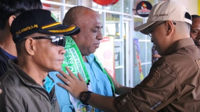 
Ketua LPTQ Mimika, Drs. H. Dwi Cholifah, mengalungkan syal kepada salah satu peserta MTQ yang baru tiba di Kabupaten Mimika. Foto: Istimewa for Sasagupapua.com