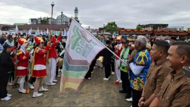 Plt. Bupati Kabupaten Mimika, Johannes Rettob ketika melepas para peserta pawai Ta'aruf. Foto: Istimewa