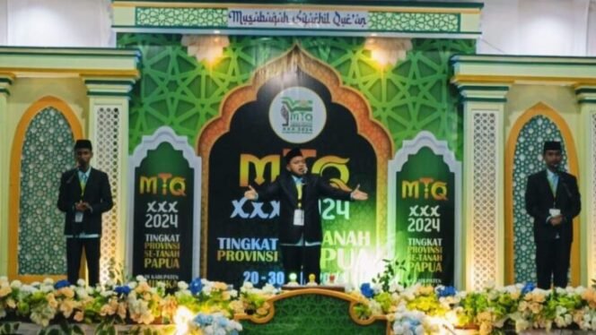 
Peserta menunjukan kebolehhannya pada Cabang Lomba Syahril Qur'an di Hotel Timika Raya.