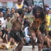 Penari Perang-perangan saat memperagakan kisah dua kepala suku sedang beradu argumen. (Foto: Sasagu Papua)