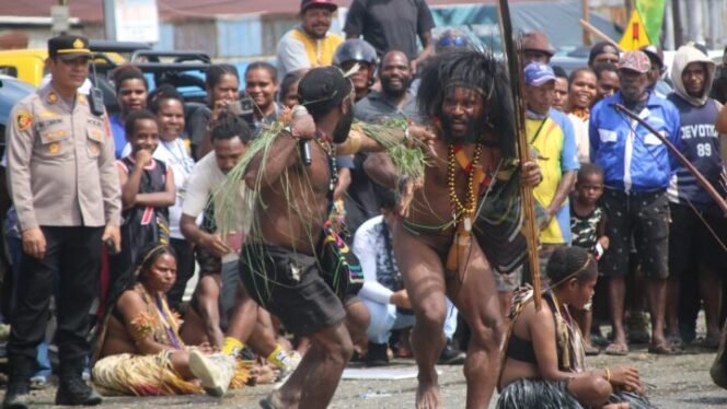 
Penari Perang-perangan saat memperagakan kisah dua kepala suku sedang beradu argumen. (Foto: Sasagu Papua)