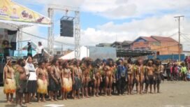 Penari Perang-perangan berfoto usai tampil memukau