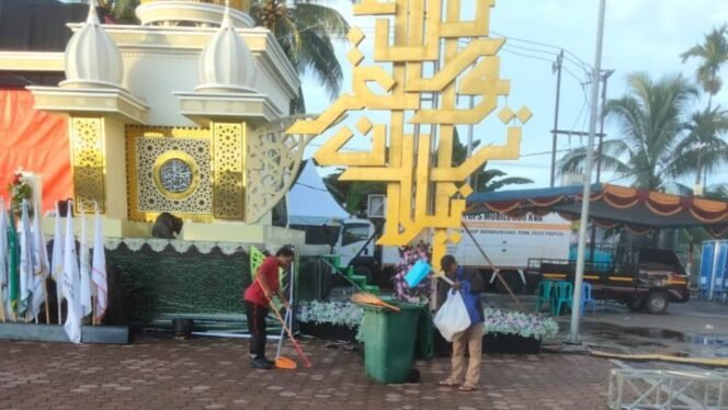 
Panitia saat membersihkan salah satu arena perlombaan MTQ XXX di Timika. 