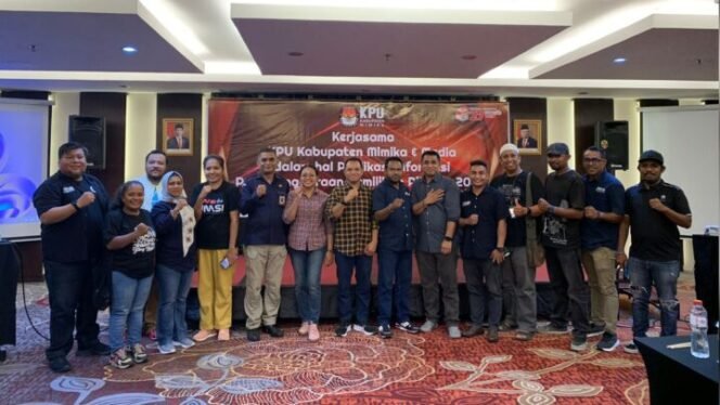 
Foto bersama JMSI Kabupaten Mimika, Provinsi Papua Tengah dan komisioner serta Sekertaris KPU.Foto: Kristin Rejang/Sasagupapua.com