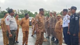 Plt. Bupati Mimika, Johannes Rettob ketika memeriksa barisan sebelum apel dimulai.Foto: Kristin Rejang/Sasagupapua.com