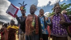 Ketua Dewan Persekutuan Masyarakat Adat Fredik Sagisolo (kedua kiri) didampingi Greenpeace Global Head of Indonesian Forest Campaign (kedua kanan), Petugas Bentara Papua Syafril (kiri) saat memegang surat keputusan saat mereka merayakannya dalam upacara di Teminabuan, Selatan Sorong, Papua Barat Daya. Masyarakat Adat Tehit-Knasaimos mempunyai hak atas tanah adat mereka yang diakui oleh hukum Indonesia. Keputusan tersebut dikeluarkan Kabupaten Sorong Selatan Provinsi Papua Barat Daya.Sumber foto: Greenpeace Indonesia