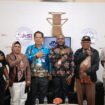 Kepala Badan Kesbangpol Kabupaten Mimika, Yan Selamat Purba, Ketua KPU Mimika Dete Abugau, dan Ketua FKUB Mimika, Ignatius Adii berfoto bersama pengurus JMSI Provinsi Papua Tengah dan Kabupaten Mimika di Studio JMSI.Foto: Kristin Rejang/Sasagupapua.com
