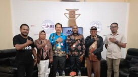 Kepala Badan Kesbangpol Kabupaten Mimika, Yan Selamat Purba, Ketua KPU Mimika Dete Abugau, dan Ketua FKUB Mimika, Ignatius Adii berfoto bersama pengurus JMSI Provinsi Papua Tengah dan Kabupaten Mimika di Studio JMSI.Foto: Kristin Rejang/Sasagupapua.com