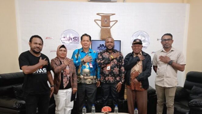 
Kepala Badan Kesbangpol Kabupaten Mimika, Yan Selamat Purba, Ketua KPU Mimika Dete Abugau, dan Ketua FKUB Mimika, Ignatius Adii berfoto bersama pengurus JMSI Provinsi Papua Tengah dan Kabupaten Mimika di Studio JMSI.Foto: Kristin Rejang/Sasagupapua.com