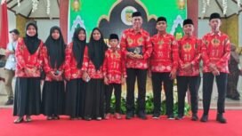 Ketua kafilah Kabupaten Kepulauan Yapen, H Alwi Masse bersama para kafilahnya. Foto: Istimewa