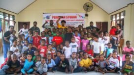 Epo D'fenomeno CS berfoto bersama anak-anak Panti Asuhan. (Foto:Edwin/Sasagupapua)