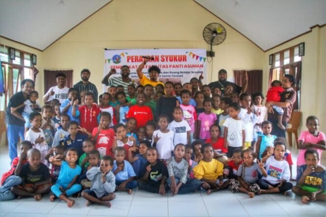 
Epo D'fenomeno CS berfoto bersama anak-anak Panti Asuhan. (Foto:Edwin/Sasagupapua)