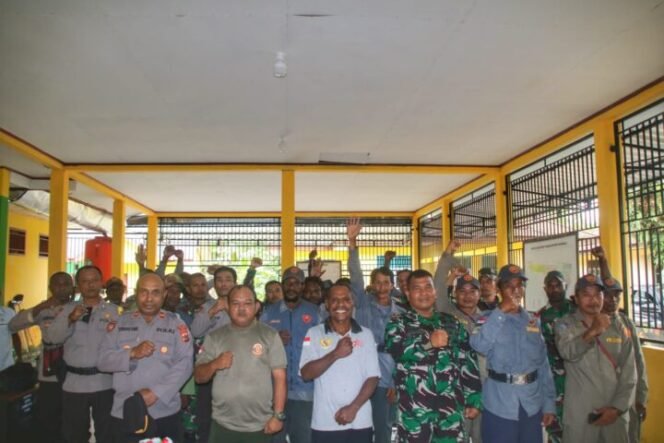 
Kepala Distrik Iwaka, Linus Dolame berfoto bersama para Narasumber dan peserta kegiatan sosialisasi Peningkatan Ketertiban dan Ketentraman Lingkungan Masyarakat (Linmas). (Foto: Kristin Rejang)