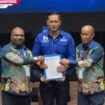 Ketum Partai Demokrat berfoto bersama Alex Omaleng -Yusuf Rombe usai menyerahkan rekomendasi. (Foto: istimewa)