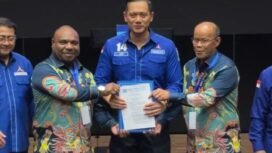 Ketum Partai Demokrat berfoto bersama Alex Omaleng -Yusuf Rombe usai menyerahkan rekomendasi. (Foto: istimewa)