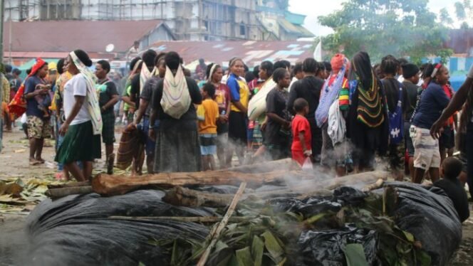 
Suasana bakar batilu dalam acara festival budaya di Timika. (Foto: Sasagupapua.com)