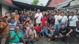 Bupati Kabupaten Mimika, Johannes Rettob berfoto bersama para karyawan moker. (Foto:Sasagupapua)