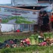 Mama-mama Papua melepas papan baliho himbauan jam buang sampah yang dipasang di Pasar SP3 sebagai bentuk protes mereka terhadap kerja pemerintah. (Foto: Sasagupapua)