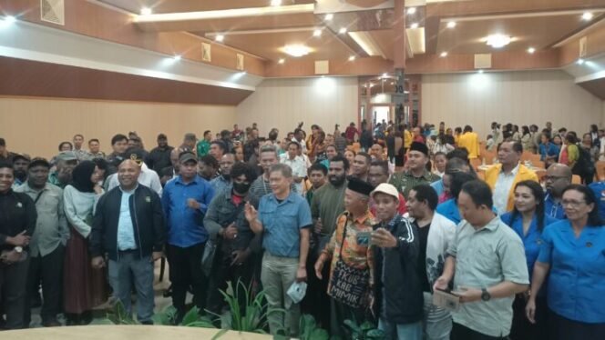 
Pusat Bantuan Mediasi GKI Gelar Talk Show di Timika Hadirkan Rocky Gerung