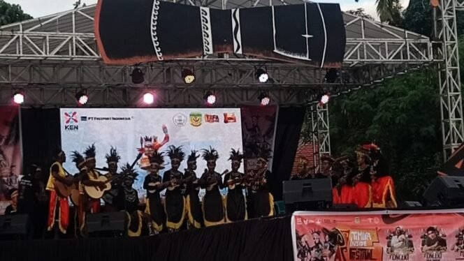 
Penampilan Sanggar Honong dari Jayapura. (Foto: Edwin/Sasagupapua)