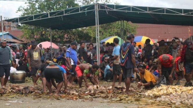 
Para Penari Perang-perangan saat Bakar Batu  dalam penutupan Festival Budaya Lokal.Foto:Ed Rums