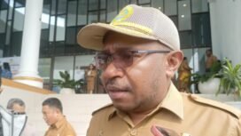 Plt. Kepala Badan Kepegawaian dan Pengembangan Sumber Daya Manusia (BKPSDM) Kabupaten Mimika Evert L.Hindom ketika ditanya wartawan.Foto: Edwin/sasagupapua