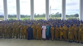 Plt.Bupati Mimika Johannes Rettob dan sejumlah OPD saat berfoto bersama 330 CPNS yang baru diangkat.Foto: Edwin/Sasagupapua