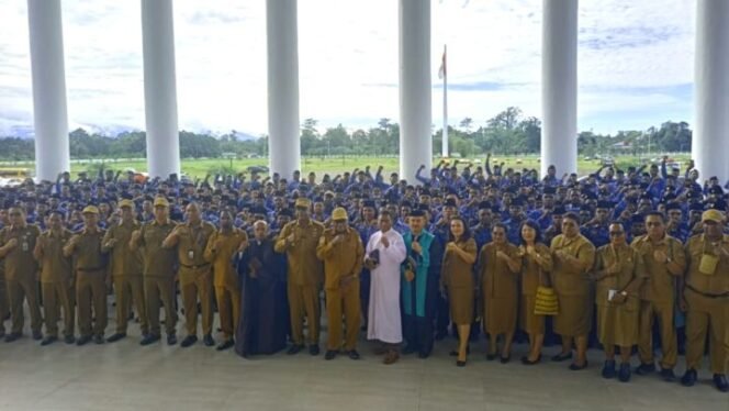 
Plt.Bupati Mimika Johannes Rettob dan sejumlah OPD saat berfoto bersama 330 CPNS yang baru diangkat.Foto: Edwin/Sasagupapua